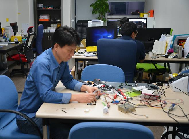 늦은 시간까지 연구소 구석 자리를 지키는 위키박스 정의신 대표