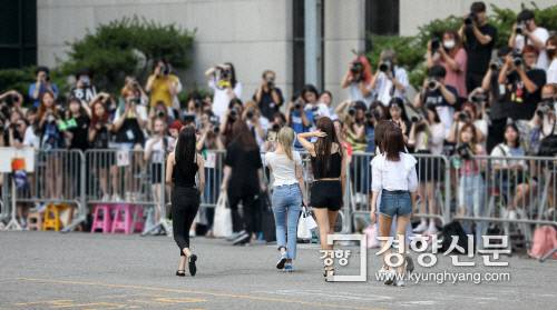 많은 팬들이 서울 여의도 KBS에서 열린 뮤직뱅크에 출연하는 가수들의 출근길을 지키며 사진촬영을 하고 있다/ 이석우기자 foto0307@kyunghyang.com