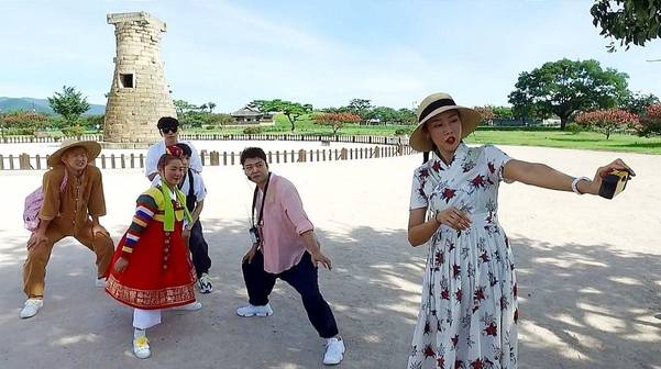 한복 입고 여행하는 젊은이들의 문화를 재현한 MBC 예능 프로그램 ‘나 혼자 산다’, 이 방송에서는 특히 한혜진이 입은 철릭 원피스(오른쪽)가 관심을 끌었다./방송화면 캡처