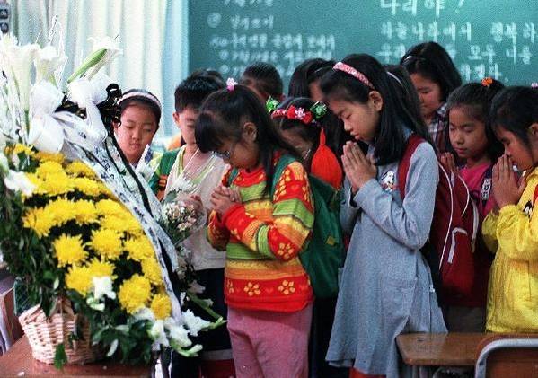 1997년 9월 13일 서울 서초구 A초등학교 2학년 교실에서 열린 박초롱초롱빛나리 추모식에 친구들이 참석했다./이종찬 기자