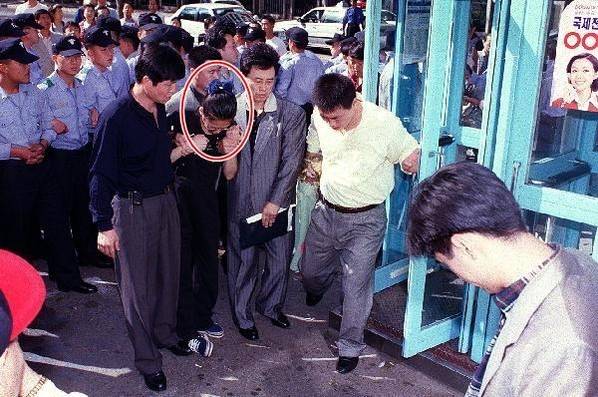 1997년 9월 17일 박초롱초롱빛나리양 유괴살해사건의 현장검증에서 범인 전현주씨가 공중전화를 걸었던 사건 당일의 일을 재연하고 있다./김창종 기자