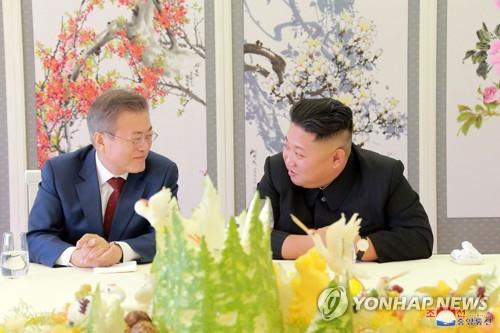 오찬 갖는 남북정상 (평양 조선중앙통신=연합뉴스) 평양정상회담 마지막 날인 지난 20일 문재인 대통령 내외와 김정은 국무위원장 내외가 삼지연초대소에서 오찬을 가졌다고 조선중앙통신이 지난 21일 보도했다. [국내에서만 사용가능. 재배포 금지. For Use Only in the Republic of Korea. No Redistribution] photo@yna.co.kr