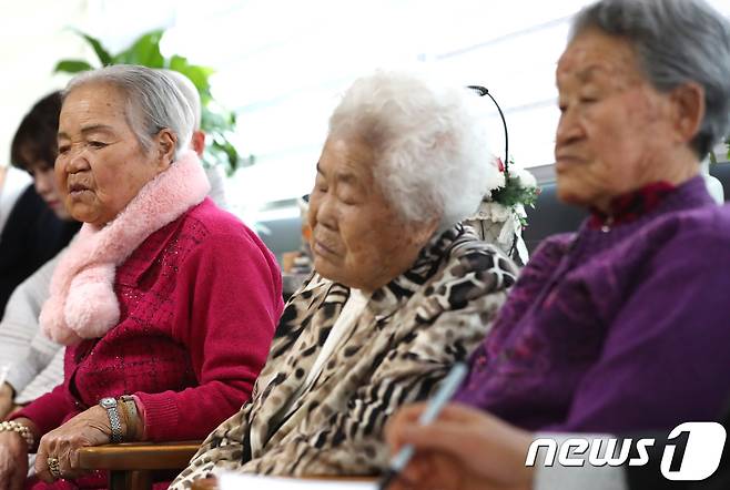 1월 9일 오후 경기도 광주시 퇴촌면 나눔의집에서 이옥선(왼쪽부터)(대구), 이옥선(부산), 박옥선 위안부 피해자 할머니가 강경화 외교부 장관의 한일 위안부 합의 처리 방향과 관련한 정부의 입장 발표를 TV를 통해 시청한 후 취재진 질문에 답변하고 있다. 강 장관은 지난 2015년 12월 28일 타결한 한일 위안부 합의와 관련해 일본 측에 재협상을 요구하지 않을 것이라고 밝혔다. 2018.1.9/뉴스1 © News1 오장환 기자