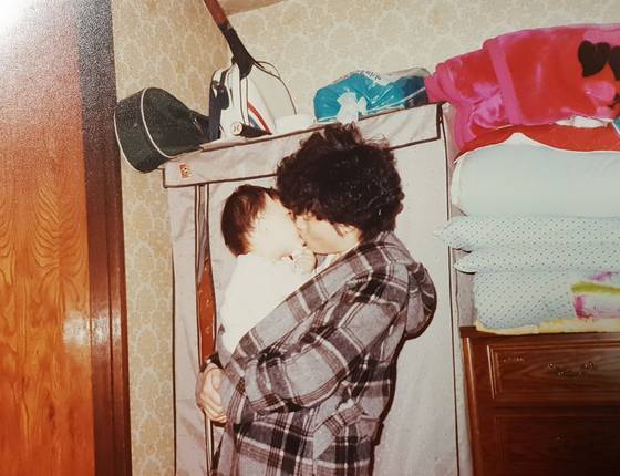 엄마 역시 표현은 부족했지만 행동으로 사랑을 듬뿍 주셨다. 내가 돌이 되기 전, 날이 추웠는지 코트 안에 날 안고 뽀뽀하는 모습을 아빠가 찍어주셨다. 엄마와 앞으로 '감정 대화'를 나누며 살고 싶다.