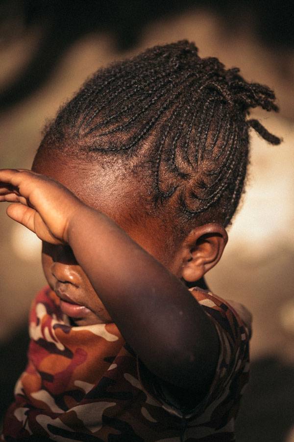 머리를 땋아 올린 아리족 아이