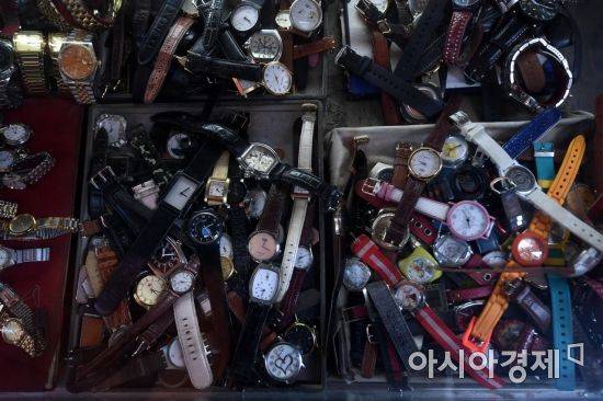 가판대 안에는 다양한 시계들이 즐비하다. 누군가의 시선으로는 잡동사니 가득해 보이지만 이 공간 안에 쓸모없는 물건은 하나도 없다.