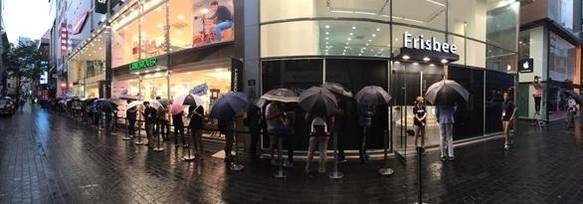 명동 프리스비 매장 앞에 애플워치를 구입하기 위해 줄선 소비자. 프리스비 건물 옆에는 금강제화의 랜드로바가 있다. 이 건물은 김성환 금강 회장이 소유하고 있다./조선DB