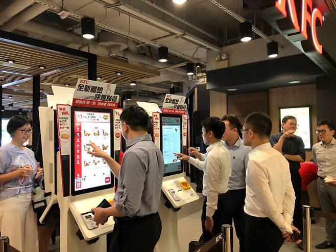 씨엔티테크가 홍콩 KFC에 설치중인 키오스크 및 모바일 자동 주문 시스템.