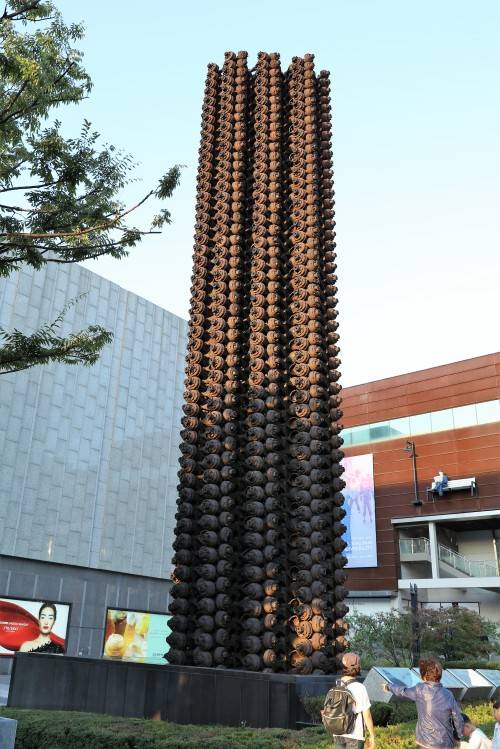 아라리오 광장에 맨 처음 설치된 아르망 페르난데스의 수백만 마일(머나먼 여정, Millions of Miles). 김정모 기자