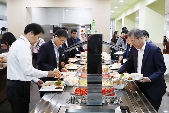 문재인 대통령이 1차 남북정상회담을 이틀 앞둔 지난 4월 25일 오후 청와대 여민2관 구내식당에서 점심을 먹기 위해 임종석 비서실장, 장하성 정책실장과 직접 배식받고 있다. 청와대 제공