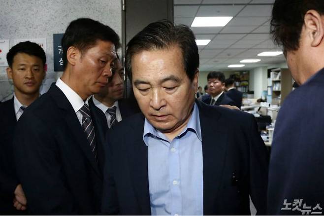 자유한국당 심재철 의원이 지난 21일 오전 검찰의 '예산 정보 무단 열람·유출' 혐의로 압수수색을 받고 있는 가운데 의원 사무실 밖으로 나오고 있다. (사진=윤창원 기자)