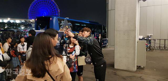 감바오사카 황의조와 오재석이 29일 일본 오사카부 스이타시 파나소닉 스타디움에서 열린 2018 J1리그 산프레체 히로시마전을 마친 뒤 팬들과 기념사진을 찍고 있다. 오사카(일본)=김형준 기자