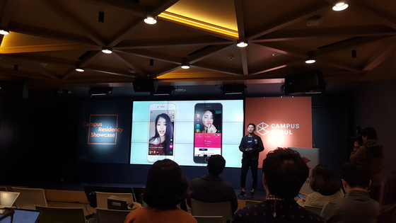 구글 서울캠퍼스 쇼케이스에 참가한 스타트업 창업자들이 비즈니스 모델을 설명하고 있다. 김동호 기자