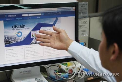 심재철 의원실, 기획재정부 디브레인 접속 시연 (서울=연합뉴스) 김현태 기자 = 18일 오후 국회 의원회관 자유한국당 심재철 의원의 사무실에서 비서관이 정상적으로 기획재정부 디브레인에 접속하는 것을 시연하고 있다. 앞서 기재부는 심재철 의원실 보좌진들이 청와대·정부의 예산정보 수십만 건을 불법 열람·보관했다며 고발했다.       반면 심 의원은 이날 정보를 취득한 방법을 시연하며 "해킹 등의 수법을 사용한 게 전혀 아니고 정상적으로 접근했고, 정부가 얘기하는 것은 거짓말"이라고 반박해 공방이 불거지고 있다. 2018.9.18      mtkht@yna.co.kr  (끝)