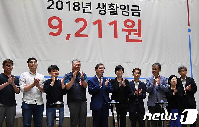 박원순 서울시장이 지난해 서울시청 대회의실에서 열린 '서울시 생활임금의 날'' 행사에서 2018년 생활임금액이 공개되자 박수를 치고있다.(서울시 제공)© News1