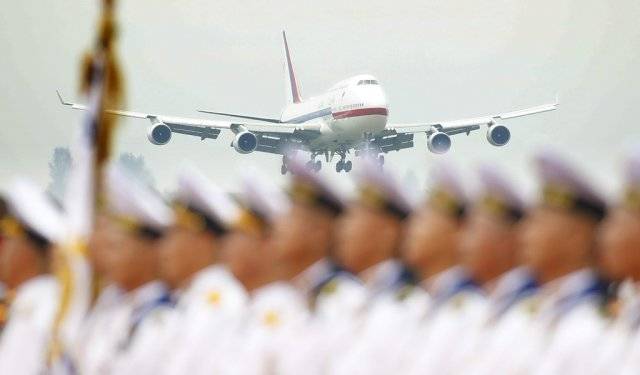 지난달 18일 열린 ‘남북정상회담 평양’ 당시 문재인 대통령 영접 행사를 위해 분열해 있는 북한 조선인민군 뒤로 착륙하는 대한민국 공군 1호기. 평양=평양사진공동취재단