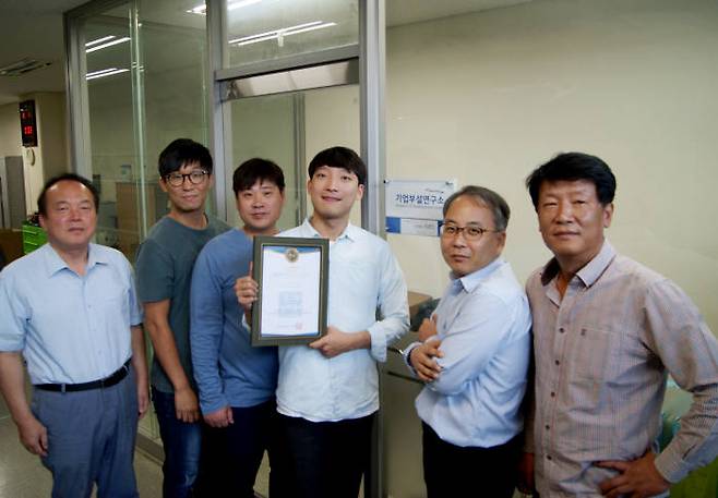 시코드는 스마트폰을 일반 무전기처럼 사용할 수 있도록 하는 무전기 앱용 액세서리를 개발, 공급한다.