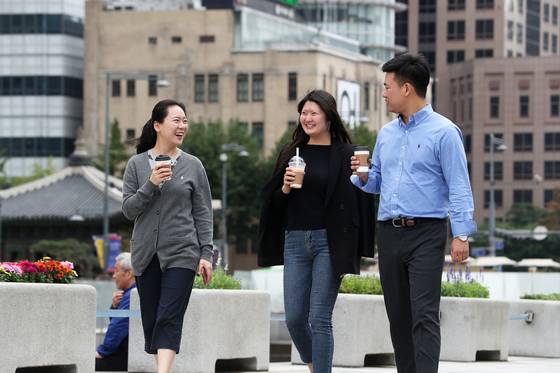 직장인 이지아(31), 문희정(26), 백옥산(30)씨가 28일 오후 서울 광화문광장을 걷고 있다. 올바른 걷기는 '자세'가 가장 중요하다. 자세가 올바르지 않으면 아무리 열심히 걸어도 의미가 없다. 장진영 기자