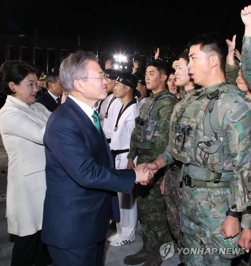 군복무 중인 옥택연과 악수하는 문 대통령 (서울=연합뉴스) 황광모 기자 = 문재인 대통령과 부인 김정숙 여사가 1일 오후 서울 용산 전쟁기념관 평화의 광장에서 열린 제70주년 국군의 날 기념식을 마친 뒤 군복무 중 미래전투체계를 시연에 나선 가수 옥택연과 악수하고 있다.    hkmpooh@yna.co.kr  (끝)