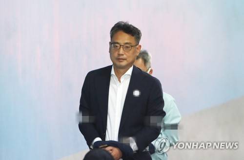 공판 출석한 변희재 (서울=연합뉴스) 이지은 기자 = ‘최순실 태블릿PC 조작설’을 유포해 명예 훼손 혐의를 받고 있는 '보수논객' 변희재 씨가 1일 오후 서울 서초구 서울중앙지법에서 속행공판에 출석하기 위해 법정으로 향하고 있다.     jieunlee@yna.co.kr  (끝)