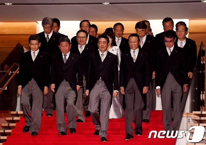 2일 아베 신조 일본 총리(가운데)가 개각을 통해 새롭게 임명된 내각 멤버들과 총리 공관 계단을 내려오고 있다. © AFP=뉴스1