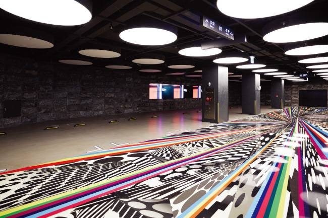 지하 1층 주차장 통로 바닥에 설치된 빠키의 작품 ‘원형의 진폭과 선의 층위들’.