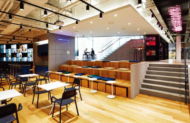 지하 1층 성큰가든. 편안하게 담소를 나누며 커피 한잔 나눌 수 있는 다양한 공간이 마련돼 있다.