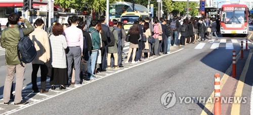 지하철 3호선 운행중단...출근길 버스 정류장 길게 늘어선 줄 (고양=연합뉴스) 이희열 기자 = 2일 오전 지하철 3호선 일산 대화역에서 서울 방면 운행이 중지되자 버스 정류장으로 몰린 시민들이 긴 줄을 서서 버스를 기다리고 있다. 2018.10.2      joy@yna.co.kr  (끝)