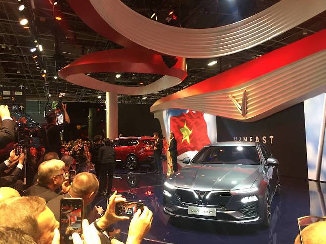 베트남 최초 자동차 제조사인 빈패스트가 파리모터쇼에서 SUV와 세단 신차를 공개했다.