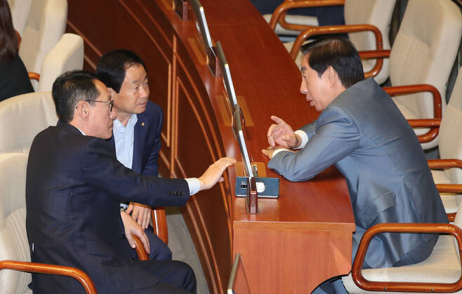 김성태 자유한국당 원내대표(오른쪽)과 의원들이 2일 오전 국회 본회의에서 이야기 하고 있다. 신소영 기자 viator@hani.co.kr