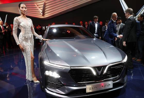 베트남 최초의 자동차 회사 빈패스트가 세단 '럭스 A 2.0'을 공개했다. 베트남 기업 빈그룹의 계열사인 빈패스트는 올해 말부터 세단과 SUV를 베트남에서 공식 판매할 예정이다. [EPA=연합뉴스]