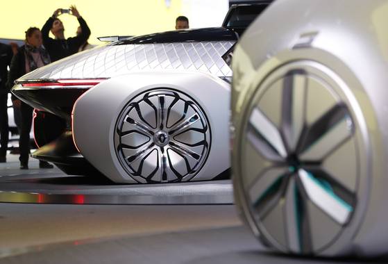 프랑스 르노의 컨셉트카 이지-얼티모(왼쪽)와 이지-고가 나란히 전시되어 있다.[EPA=연합뉴스]