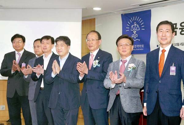 한국조세정책학회·한국납세자연합회·최운열 더불어민주당 의원실이 주최하고 매일경제신문이 후원한 `금융세제 발전 방안 정책토론회`가 4일 오후 여의도 국회의원회관에서 개최됐다. 왼쪽 셋째부터 이상율 기획재정부 소득법인세정책관, 안경봉 국민대 교수, 최 의원, 오문성 조세정책학회장, 김용민 연세대 법무대학원 교수.  [이승환 기자]