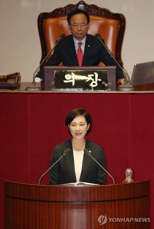 본회의에서 인사말 하는 유은혜 사회부총리 (서울=연합뉴스) 김현태 기자 = 유은혜 사회부총리 겸 교육부 장관이 4일 오전 국회 본회의장에서 인사말을 하고 있다.       mtkht@yna.co.kr  (끝)
