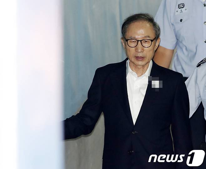 이명박 전 대통령이 지난 8월 14일 오전 서울 서초구 서울중앙지법에서 열린 20회 공판에 출석하기 위해 법정으로 향하는 모습. (뉴스1 DB) 2018.10.5/뉴스1