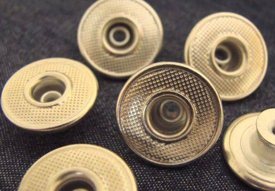 청바지의 버클이나 후크도 맨살에 닿으면 금속알러지를 일으킬 수 있습니다. [사진=유튜브 화면캡처]