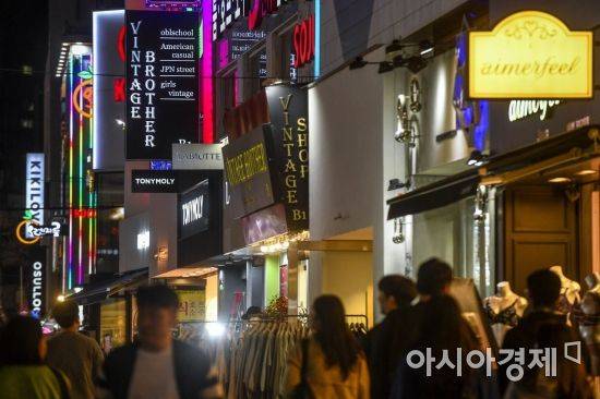 서울 마포구 홍대거리 상권지역에 외국어 간판으로 가득하다./강진형 기자aymsdream@