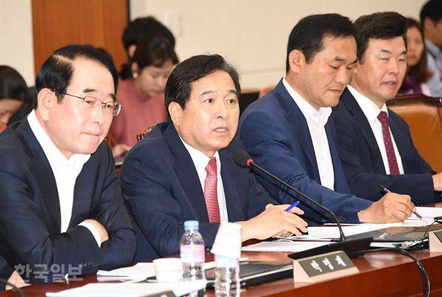 심재철(왼쪽 두번째) 자유한국당 의원이 4일 국회 기재위에서 발언하고 있다. 오대근기자