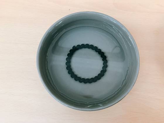 드라이어로 형태를 잡은 머리끈은 찬물에 담가 모양을 굳힌다.