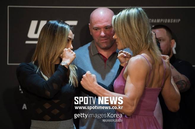 ▲ UFC 229 메인 카드 선수들이 미디어 데이에서 마주 보고 사진을 찍었다. 위에서부터 토니 퍼거슨과 앤서니 페티스, 오빈스 생프루와 도미닉 레예스, 미셸 워터슨과 펠릭스 헤릭. 퍼거슨은 자신이 진짜 챔피언이라는 의미로 챔피언벨트를 들고 나왔다.