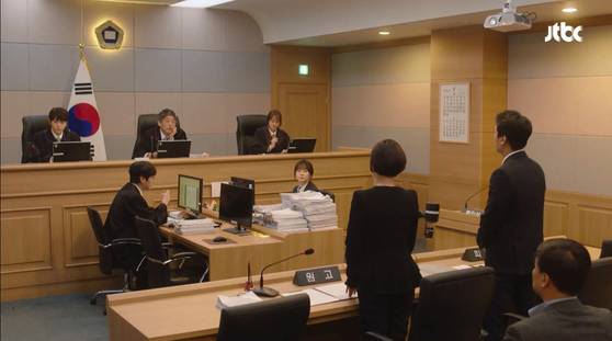 미스 함무라비의 한 장면. 민사소송은 분쟁이 있는 당사자가 권리를 주장하는 증거를 제시하면 판사가 판결하는 형태로 진행된다. 하지만 소송절차가 복잡해 제대로 싸워 보지도 못하고 지는 경우도 있다. [사진 JTBC]