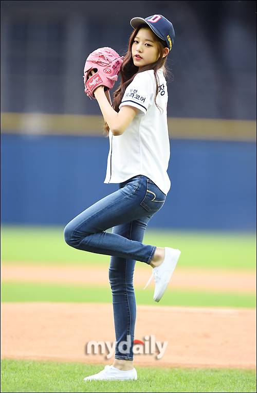 ▲ 아이즈원 장원영 '15살 나이가 믿겨지지 않아'