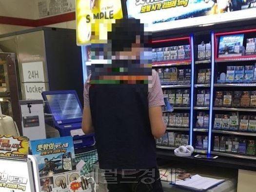 한 편의점 직원. [사진=김성우 기자/zzz@heraldcorp.com]