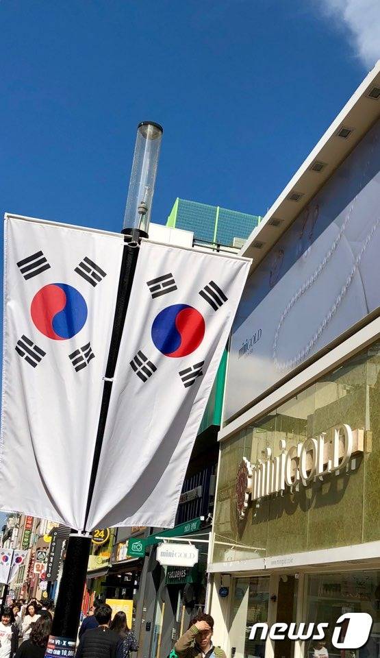 한글날을 하루 앞둔 8일 대구 동성로에 늘어선 외래어 간판. 한글날을 기념하는 태극기가 무색하다. 2018.10.8/뉴스1 남승렬 기자© News1