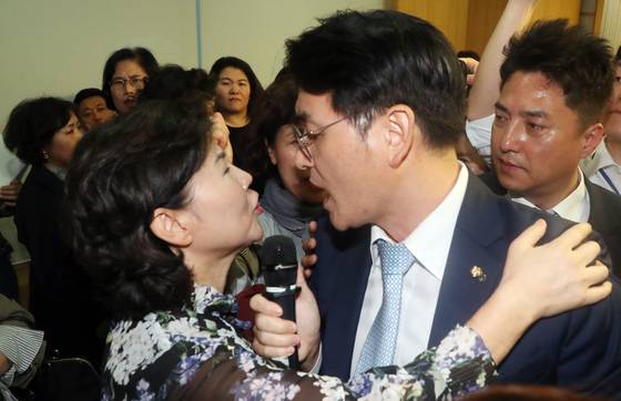 박용진 더불어민주당의원이 5일 서울 여의도 국회 의원회관에서 열린 유치원 비리 근절을 위한 정책 토론회 (사립 유치원 회계부정 사례를 중심으로)에서 토론회 개최를 반대하는 사립유치원 관계자들과 실랑이를 벌이고 있다. [뉴스1]
