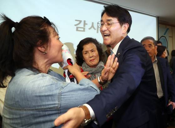 박용진 더불어민주당의원이 5일 서울 여의도 국회 의원회관에서 열린 유치원 비리 근절을 위한 정책 토론회 (사립 유치원 회계부정 사례를 중심으로)에서 토론회회를 막고 있는 사립유치원 관계자들을 복도에서 얘기하자며 나가고 있다. [뉴스1]