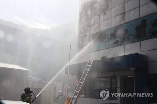 구미 불산취급업체서 화재 (구미=연합뉴스) 8일 오전 경북 구미시 구미국가산업2단지 원익큐엔씨에서 불이 나 현장에 출동한 소방대가 화재진압을 하고 있다.  [구미소방서 제공]    psykims@yna.co.kr  (끝)