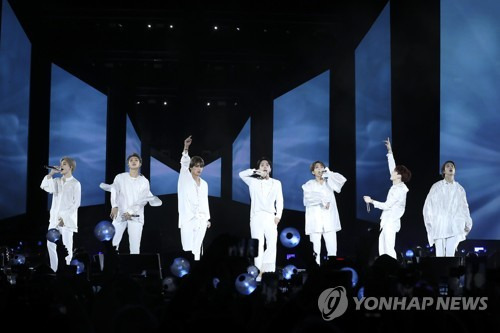 뉴욕 시티필드 무대에 선 방탄소년단 세계적 케이팝 그룹 방탄소년단(BTS)이 지난 6일 밤(현지시간) 미국 뉴욕의 시티필드에서 '러브 유어셀프'(Love Yourself) 북미투어의 대미를 장식하는 피날레 공연을 하고 있는 모습  [빅히트 엔터테인먼트 제공]
