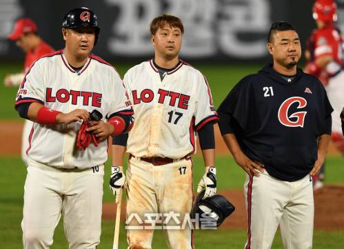 롯데 이대호와 채태인, 송승준. 2018.09.14. 사직 | 김도훈기자 dica@sportsseoul.com