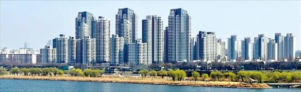 전용면적 84㎡ 아파트 전셋값 기준으로 18억원을 기록한 서울 반포동 ‘아크로리버파크’.  /한경DB